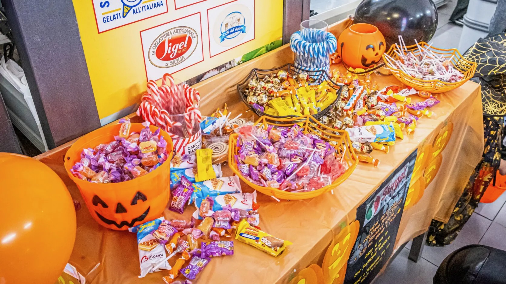 Tantissime caramelle in regalo per i più piccoli