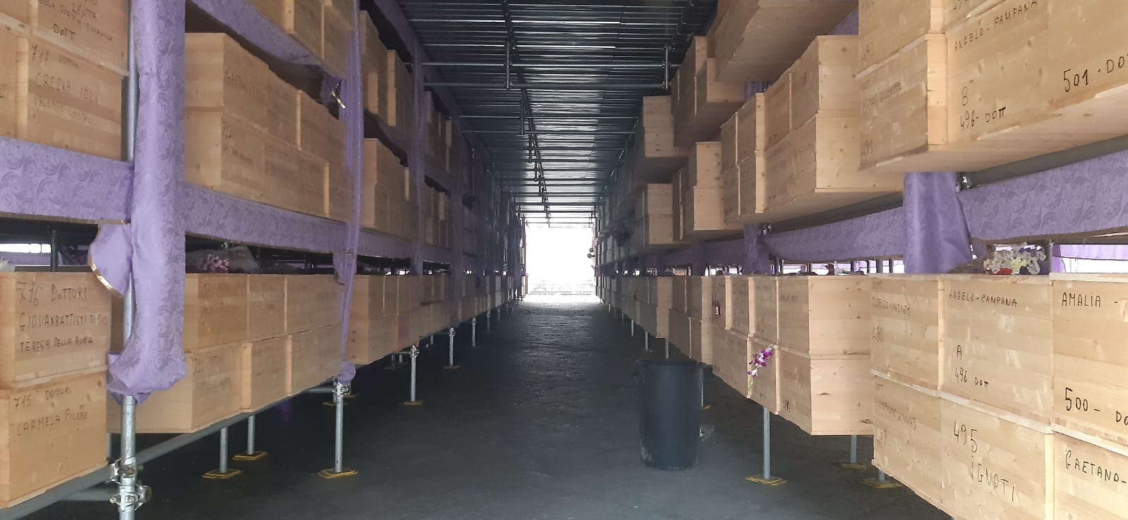 Un capannone dove sono state posizionate le salme