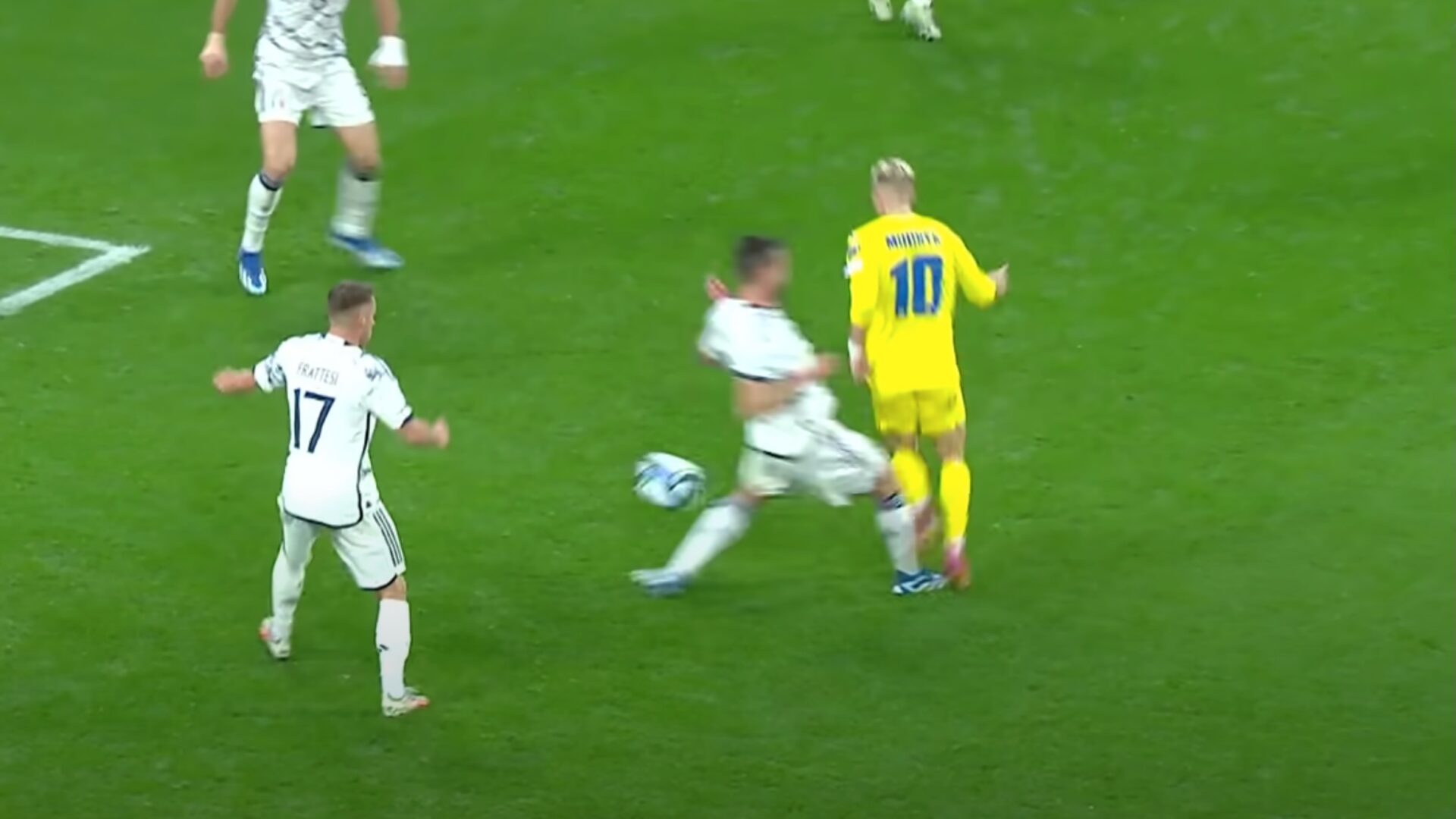 Lo scandaloso calcio di rigore non assegnato all'Ucraina al 92' della partita con l'Italia