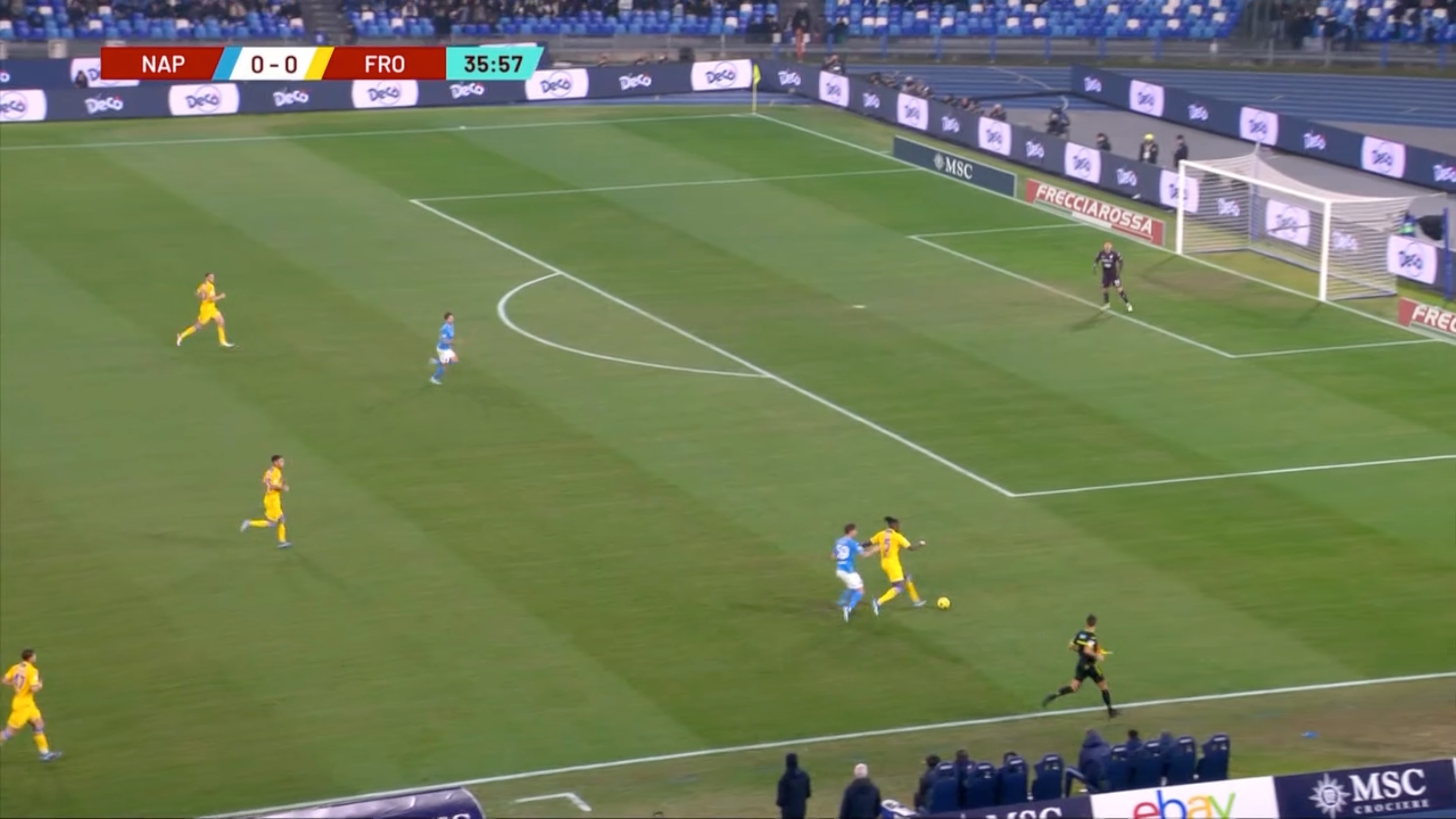 Napoli-Frosinone: il momento in cui Okoli serve Simeone avviando una nuova azione, che diventa il gol dell'1-0 dopo pochi secondi 