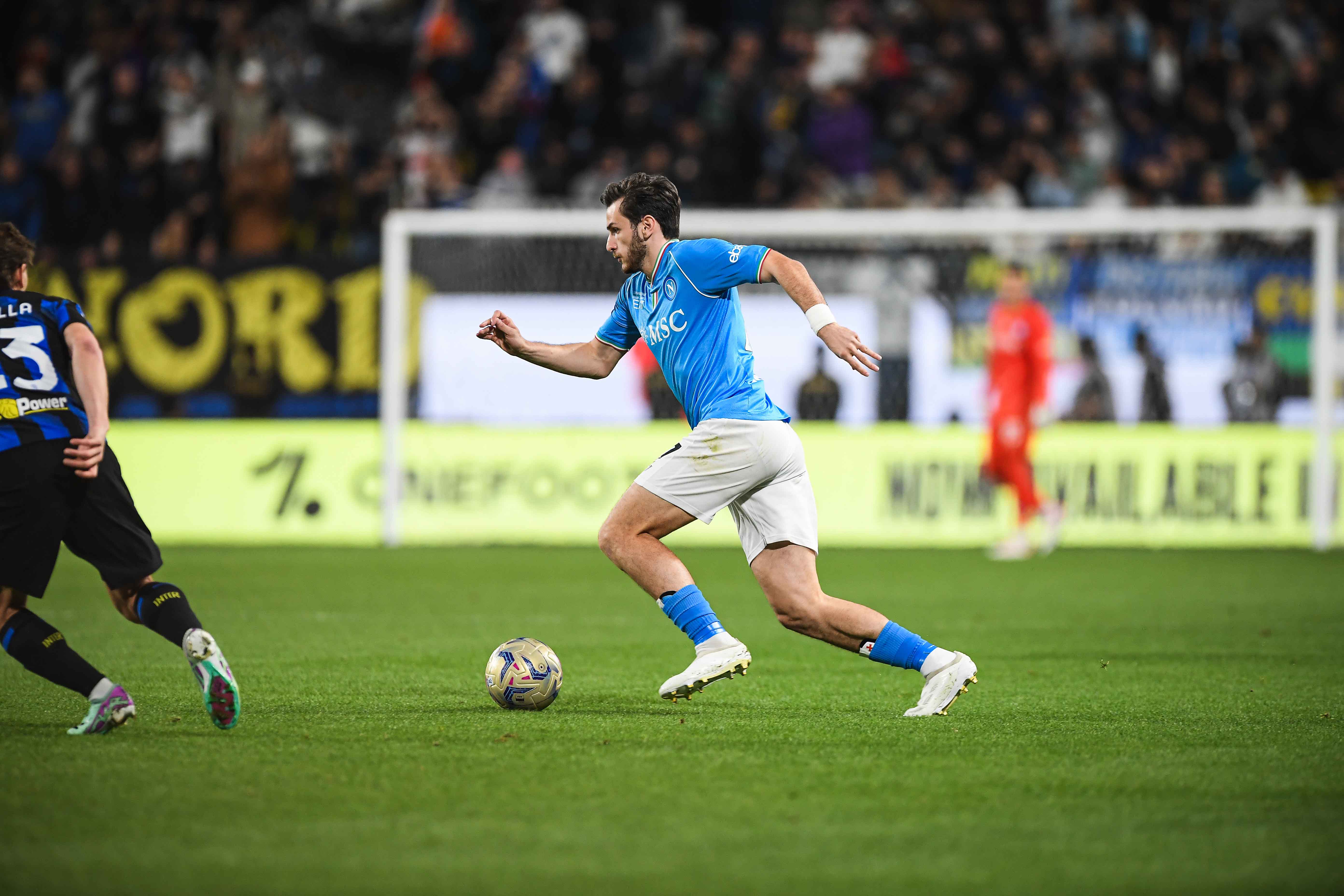 Napoli-Inter 0-1, Lautaro e l'arbitro consegnano il trofeo ai nerazzurri