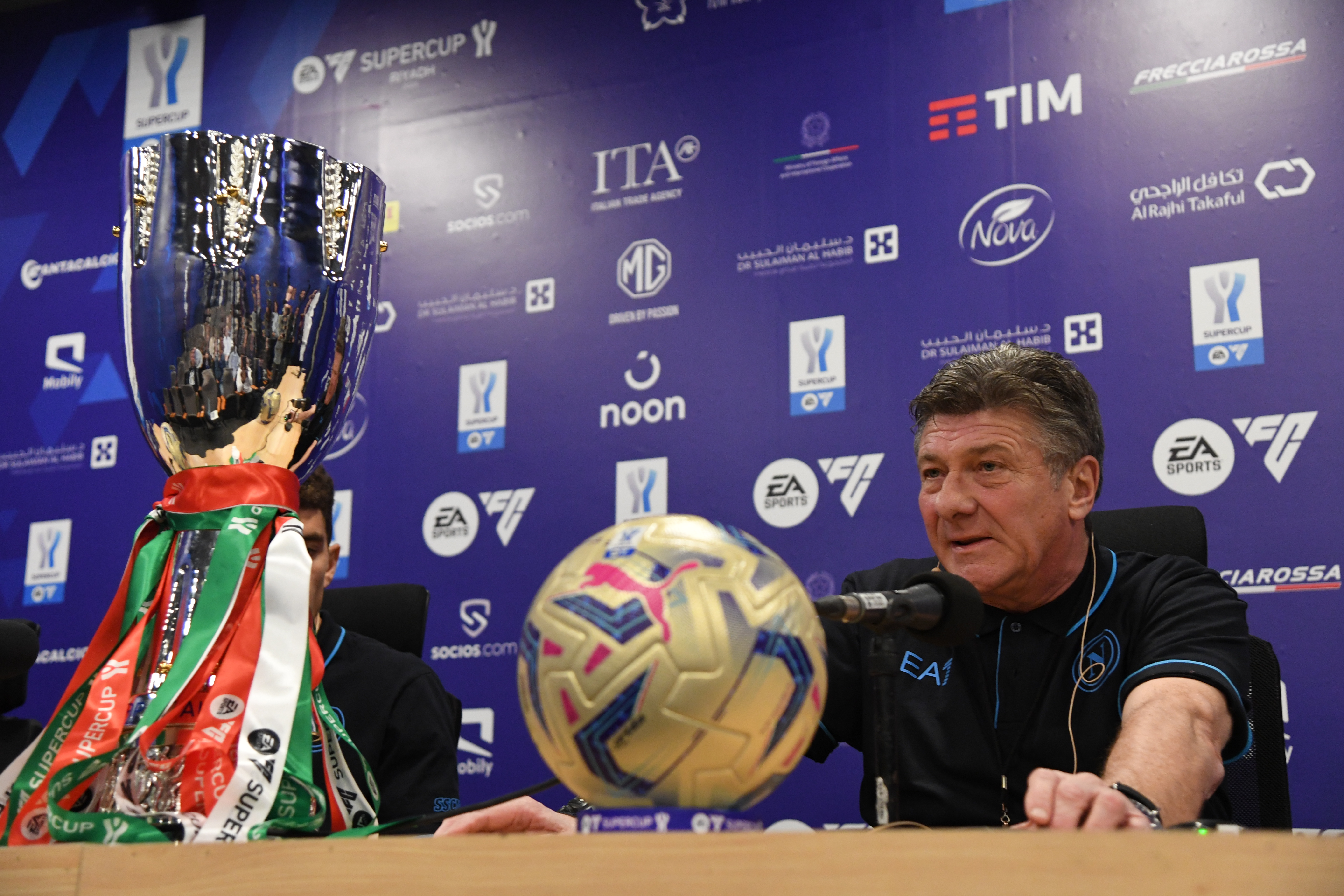 Walter Mazzarri in conferenza stampa alla vigilia di Napoli-Inter di Supercoppa Italiana