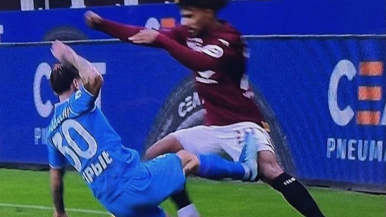 Il fallo di Pasquale Mazzocchi su Lazaro del Torino che gli è costato il rosso