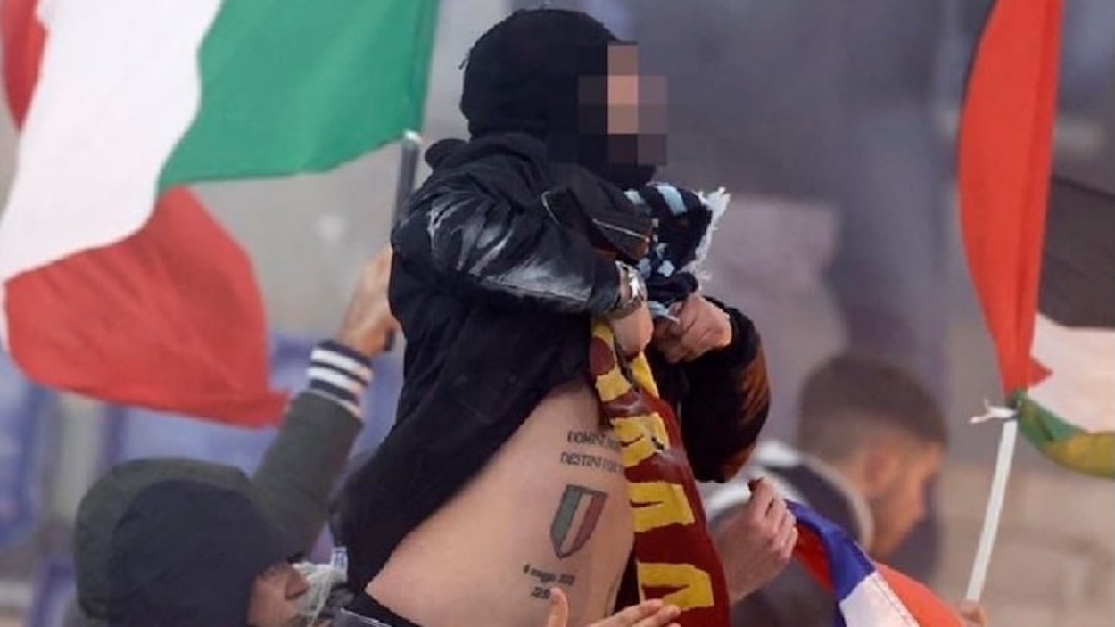 Il tifoso del Napoli infiltrato tra i supporters della Lazio durante il derby di Roma