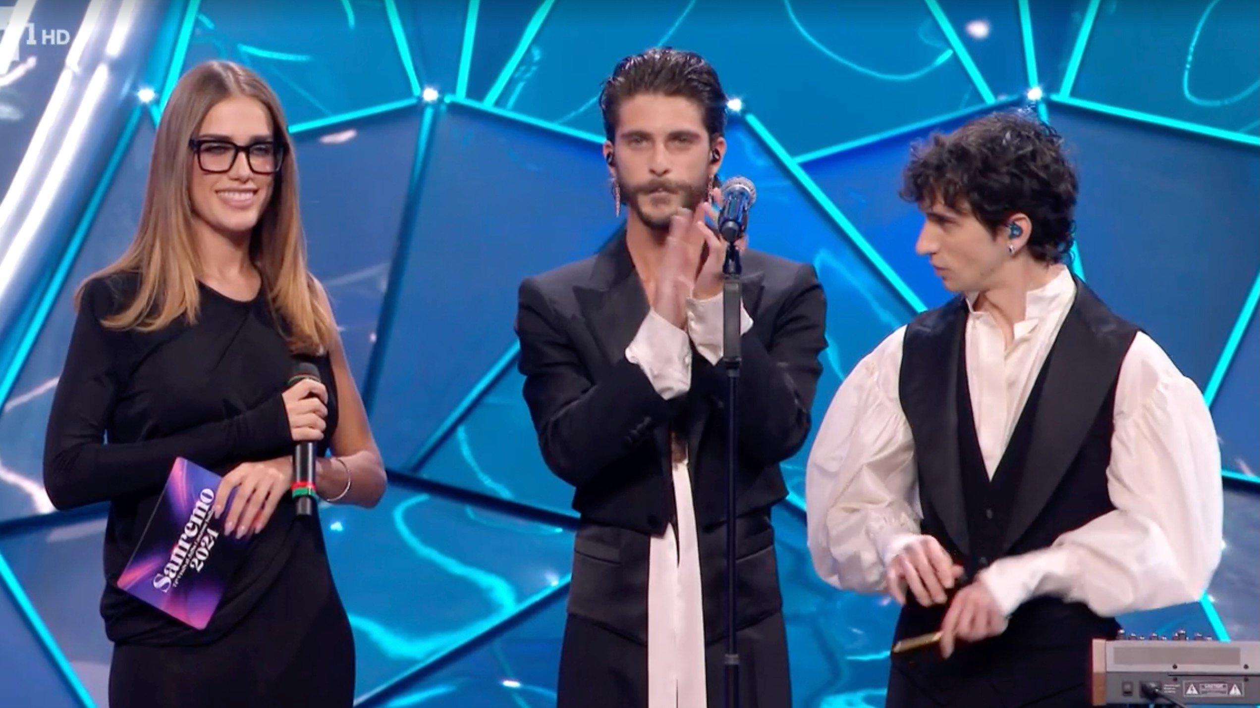 "Si però tu hai vinto": Clara scherza con i Santi Francesi sul palco di Sanremo