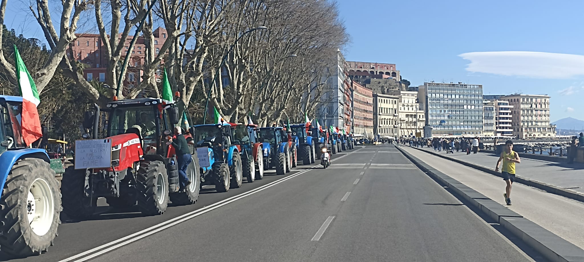 La protesta dei trattori sul lungomare di Napoli