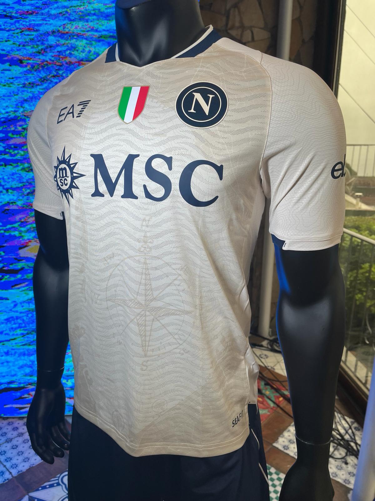 La nuova maglia del Napoli