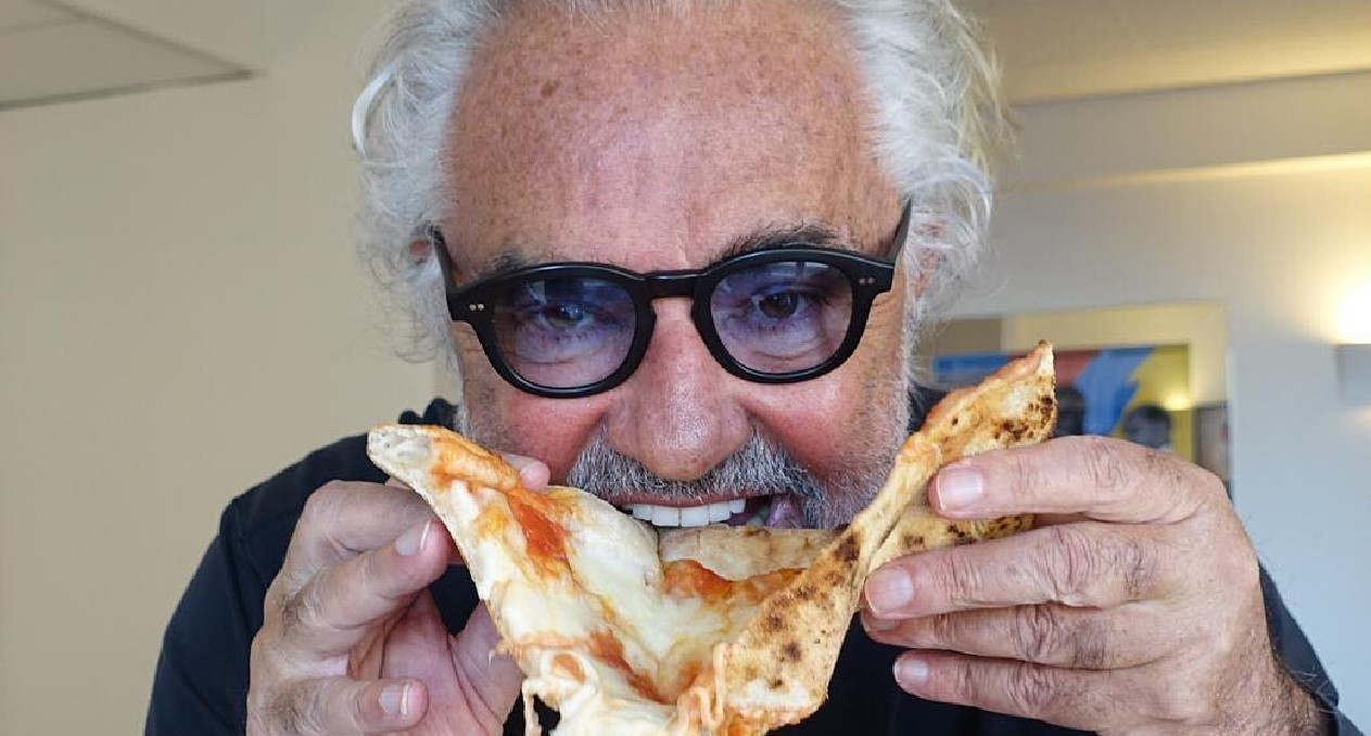 Flavio Briatore torna ad infangare la pizza napoletana: "Sembra un chewing gum"