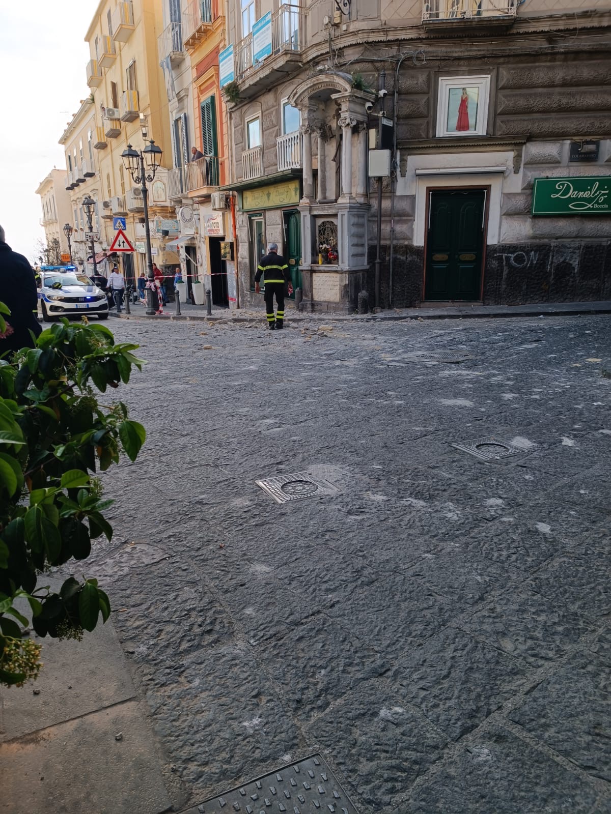 I Vigili del Fuoco all'opera per delimitare l'area dove sono caduti i calcinacci.