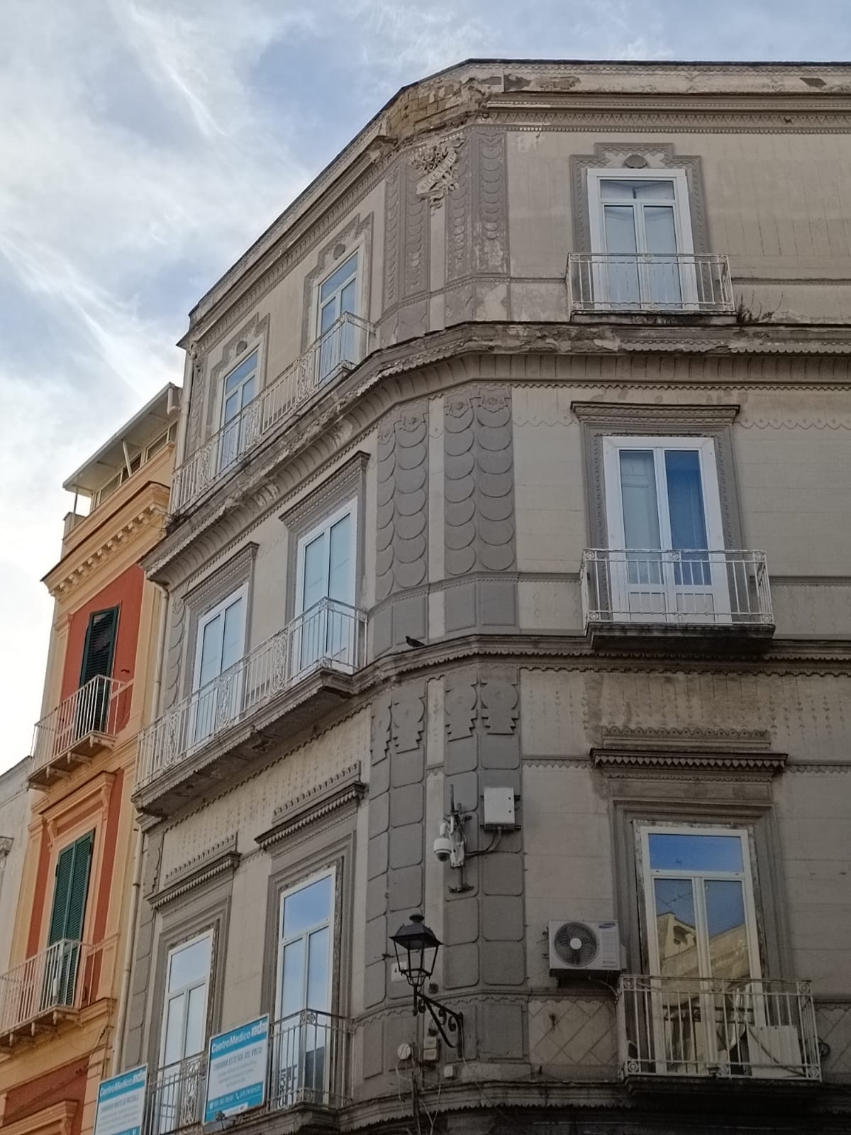 Il palazzo da cui sono caduti i calcinacci in piazza Santa Croce