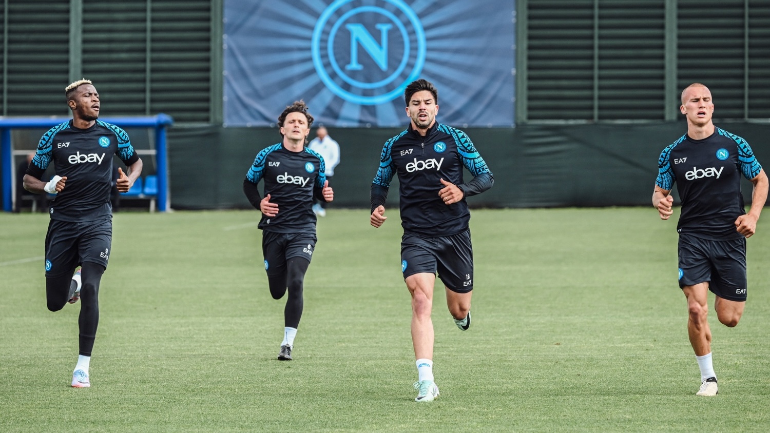 Calzona a muso duro con la squadra: via il pallone da Castel Volturno, flessioni e una 'minaccia'