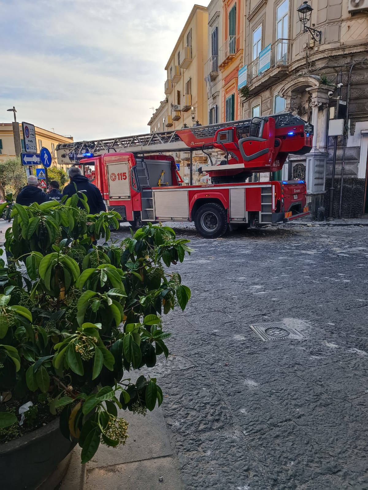 L'arrivo dei Vigili del Fuoco in piazza Santa Croce a Torre del Greco dopo la caduta di calcinacci da un palazzo.