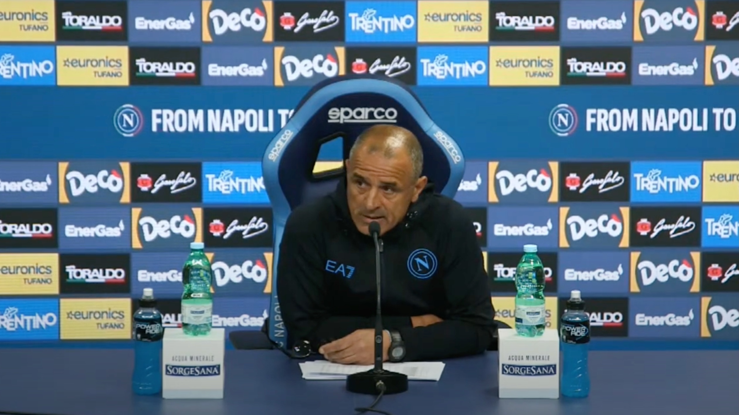 Calzona non ci sta: "Sono l'unico a prendersi le responsabilità, ma non dovrebbe essere così"