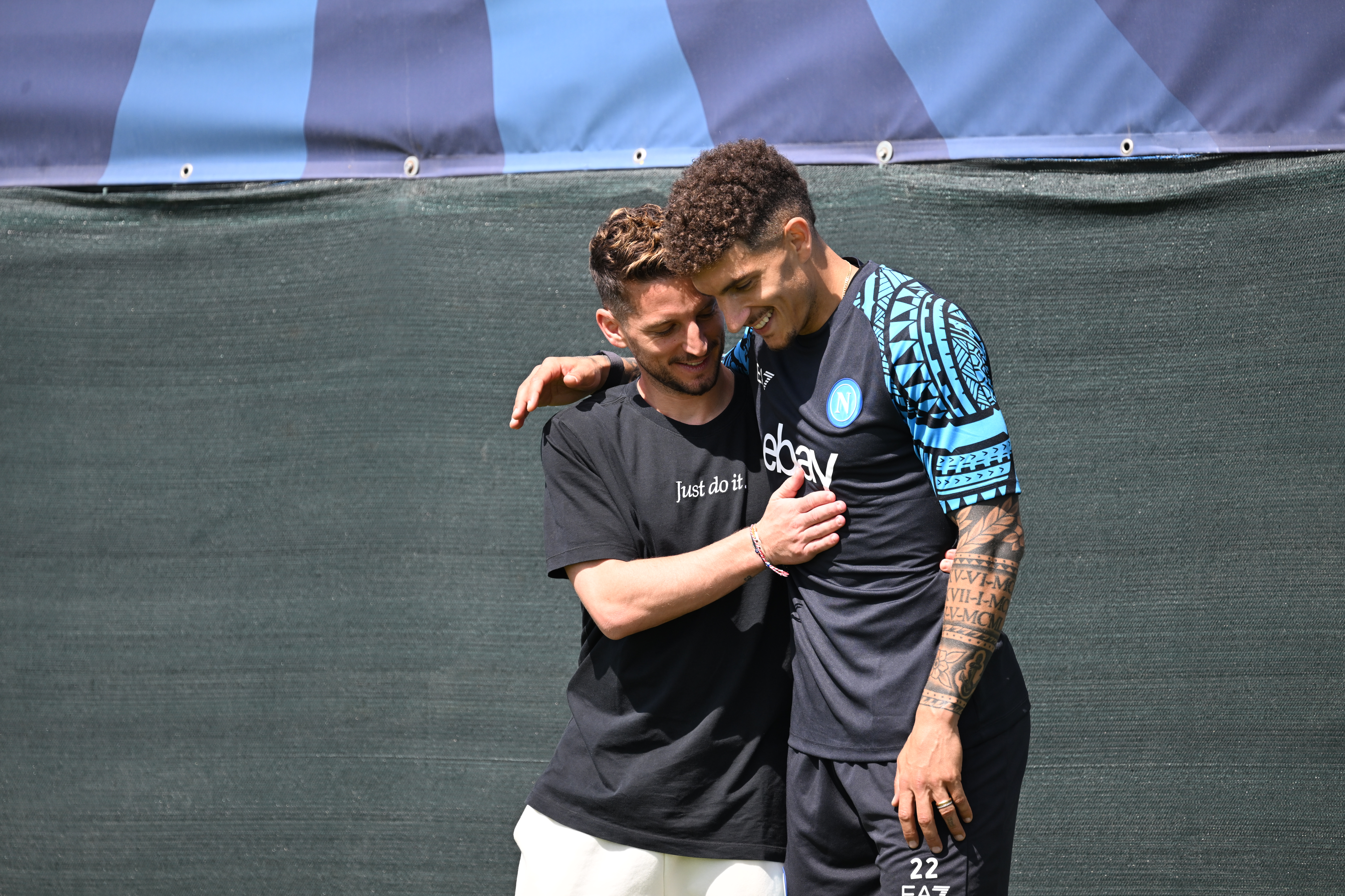 Dries Mertens abbraccia e scherza con il capitano azzurro Giovanni Di Lorenzo