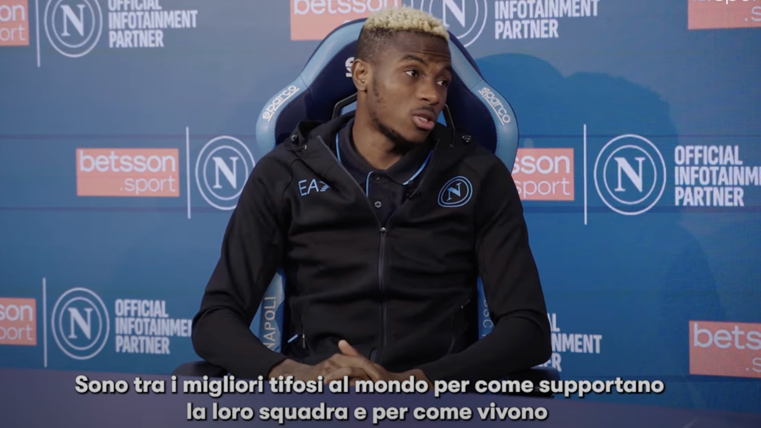 VIDEO/ Osimhen: "In alcuni club la storia crea identità, qui è rappresentata dai tifosi" VIDEO/ Osimhen: "In alcuni club la storia crea identità, qui è rappresentata dai tifosi"