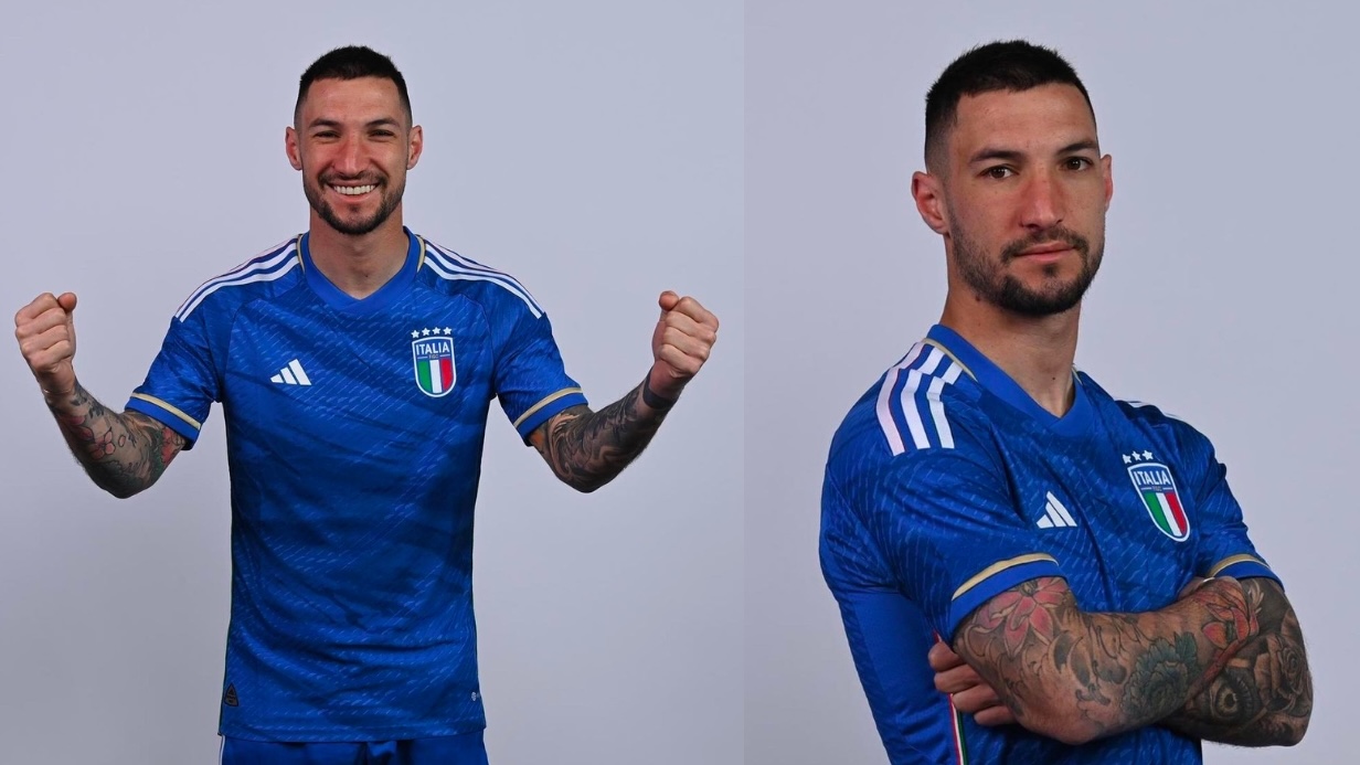 Politano posa con la maglia della Nazionale italiana in vista degli Europei di Germania