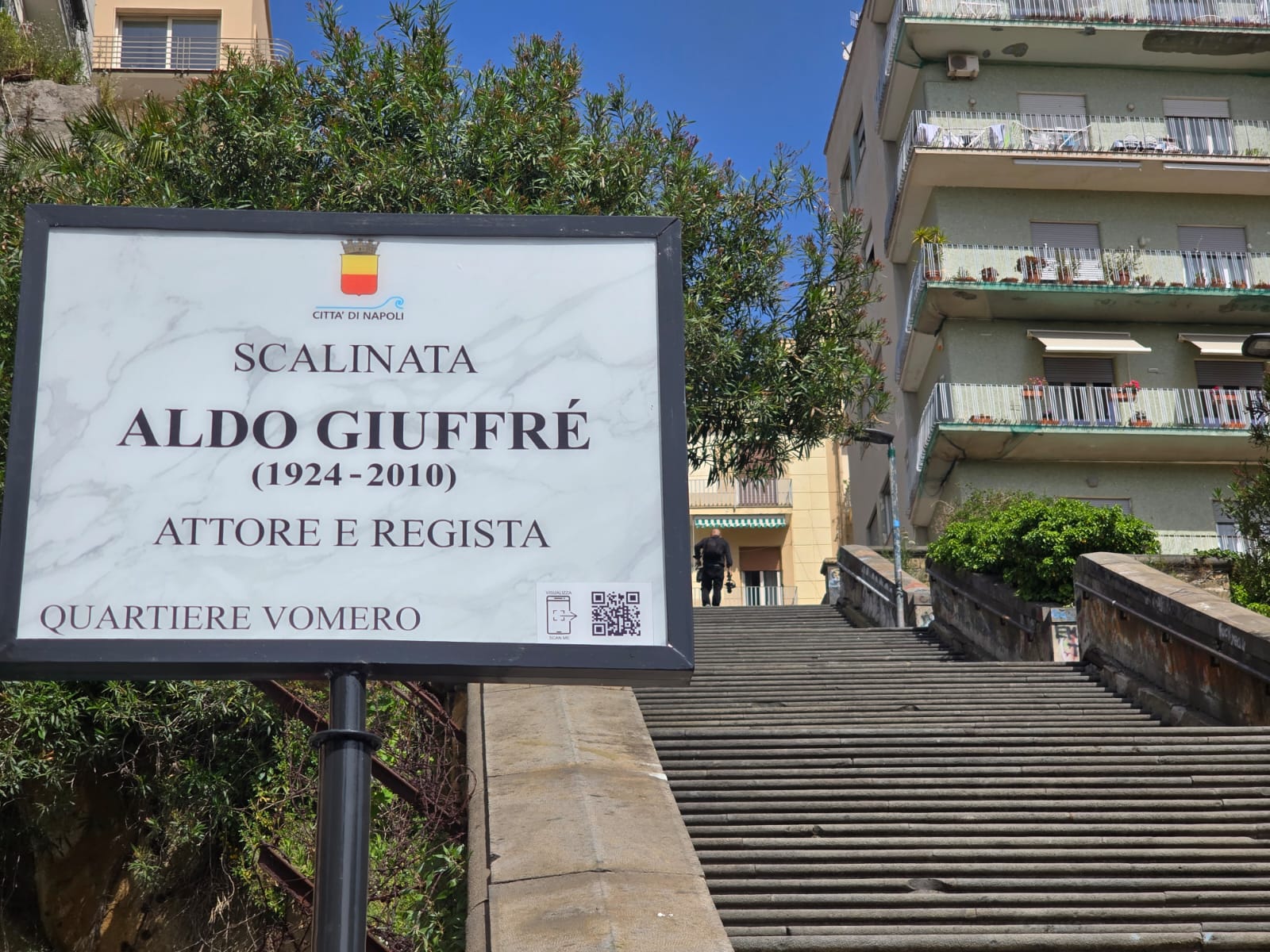 La targa posta alla base della scalinata dedicata all'attore e regista Aldo Giuffré, scomparso nel 2010