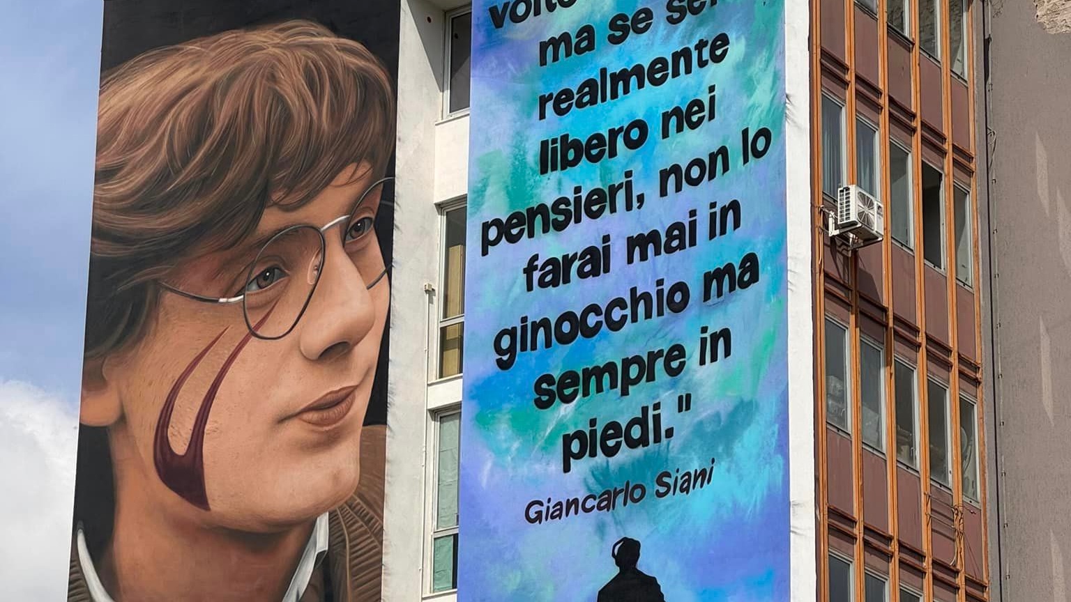 Casoria, inaugurato il meraviglioso murale di Jorit dedicato a Giancarlo Siani. Per non dimenticare mai