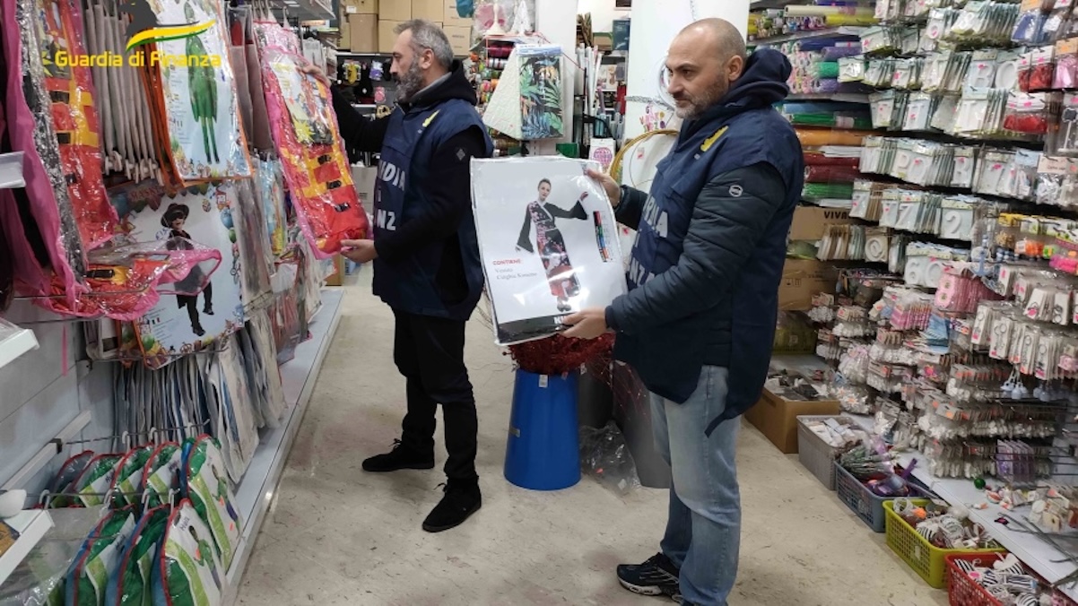 Torre del Greco, megastore cinese evadeva il fisco: maxi sequestro da 1,7 milioni di euro