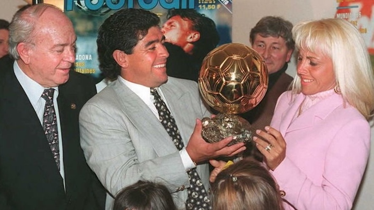 Maradona, ritrovato il Pallone d'Oro del 1986: quando sarà messo all'asta e dove si trovava