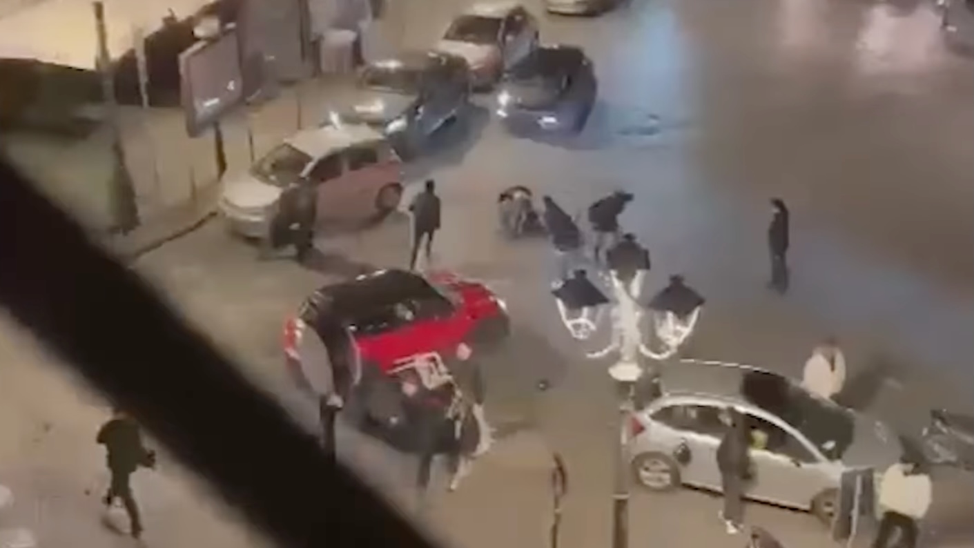 VIDEO/ Movida violenta al Vomero, le immagini choc della maxi rissa a Piazza Vanvitelli