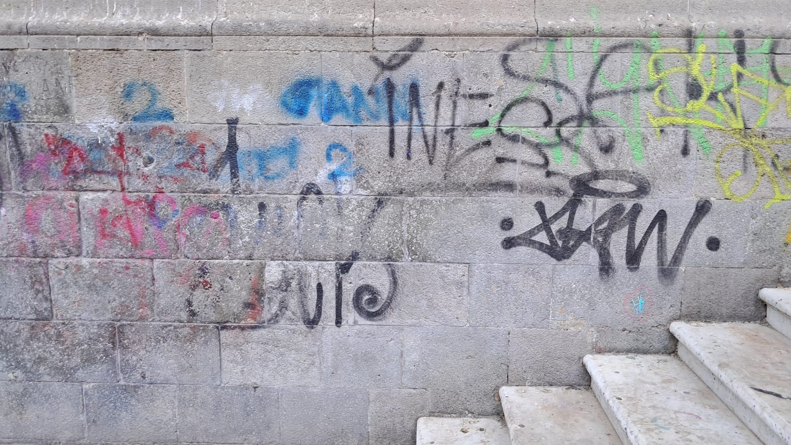 Restaurata e ripulita la scala laterale della chiesa di Santa Chiara: quando l'inaugurazione