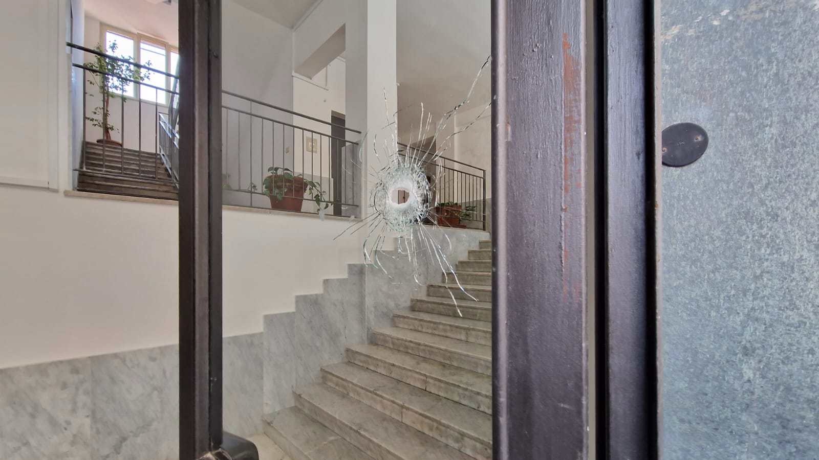Bagnoli, notte di terrore: stesa con colpi sparati ad altezza d’uomo e nelle finestre
