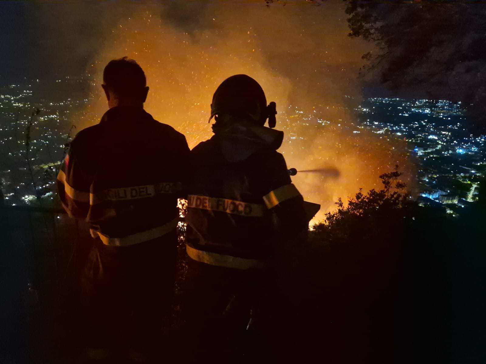 VIDEO E FOTO/ Incendio ai Camaldoli, le impressionanti immagini di una notte infernale