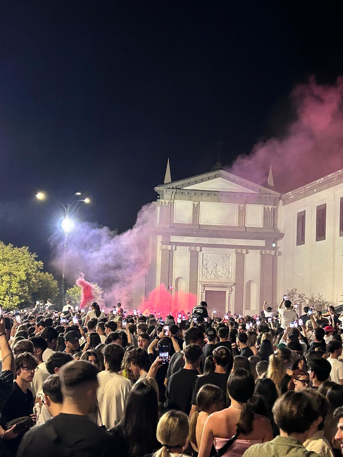 Migliaia di giovani accorsi ieri sera a San Martino per celebrare l'inizio degli esami di maturità Migliaia di giovani accorsi ieri sera a San Martino per celebrare l'inizio degli esami di maturità