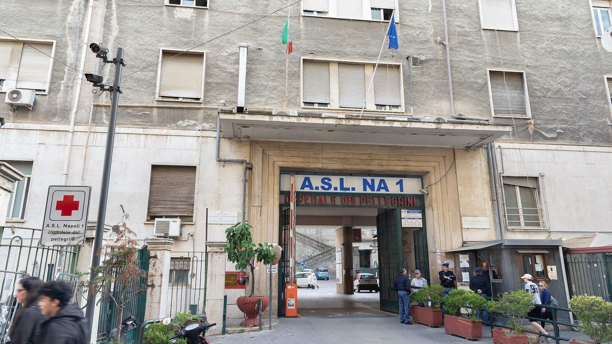 Ospedale Pellegrini: ricoverato dopo una rissa, paziente aggredisce infermiera e polizia