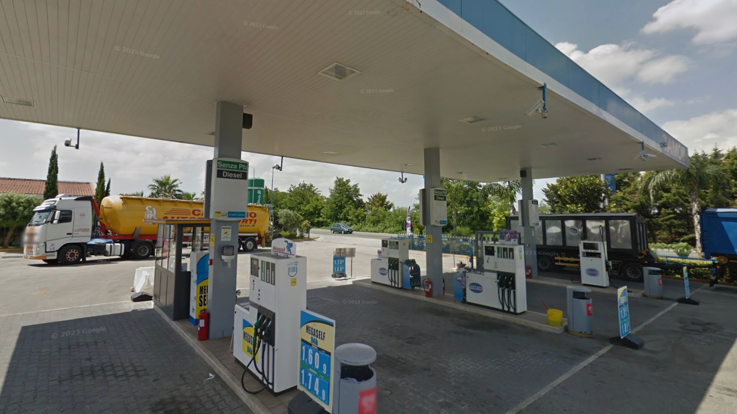 Caivano torna a tremare: svuotato un caricatore verso un distributore di benzina