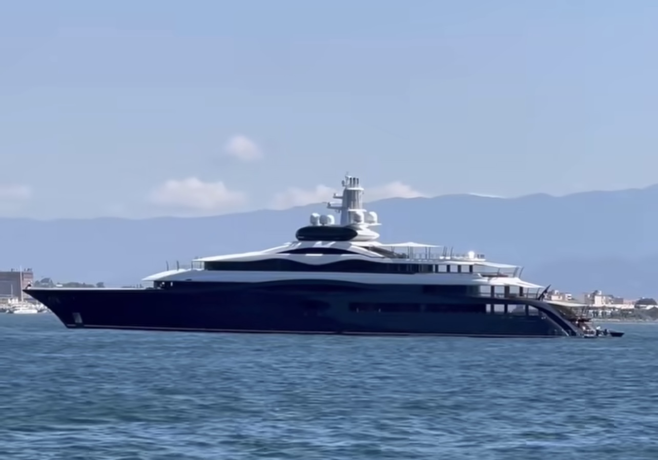 FOTO/ Mark Zuckerberg a Castellammare a bordo del suo gigayacht di 118 metri