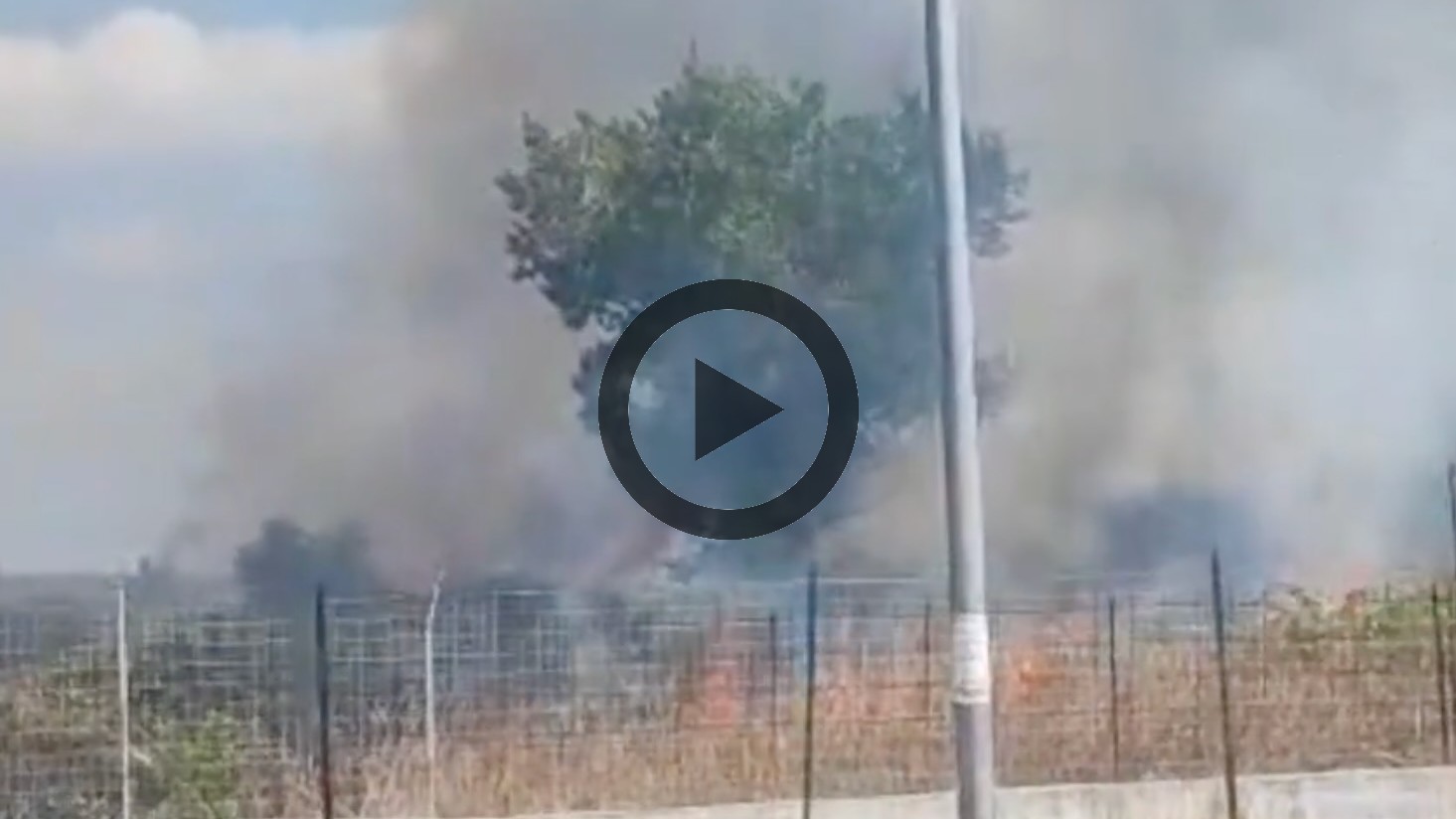 VIDEO/ Incendio doloso a Frattamaggiore, evacuato il liceo accerchiato dalle fiamme