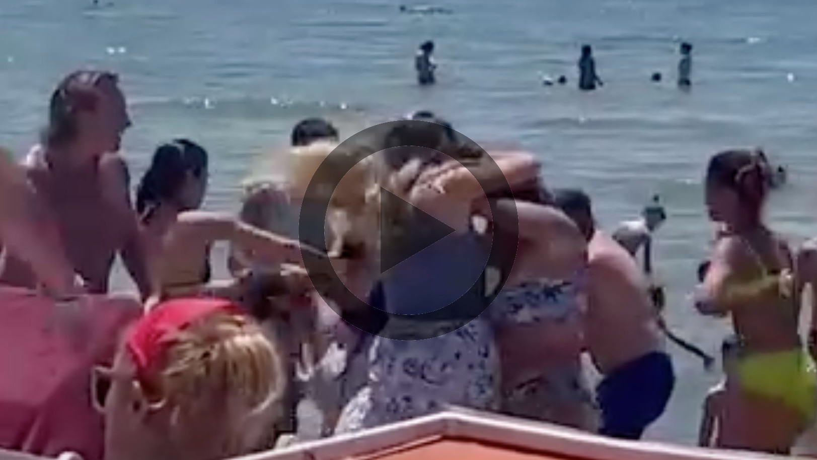 VIDEO/ Furibonda rissa tra donne in spiaggia a Varcaturo: la lite per un lettino a riva
