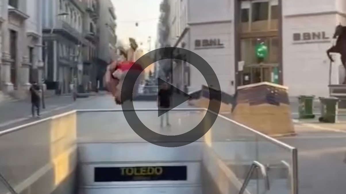 VIDEO/ Parkour a via Toledo, scavalca le scale della metro rischiando la vita con un salto