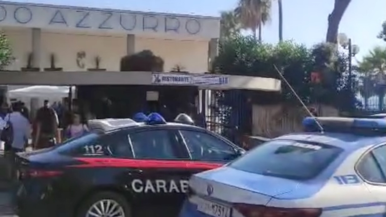 Terrore a Torre Annunziata, sicari piombano in spiaggia e sparano tra la folla