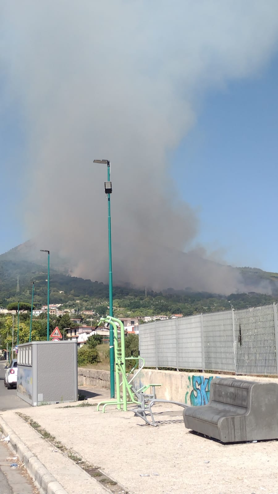 L'incendio sul Vesuvio immortalato da via Fosso Bianco a Torre del Greco L'incendio sul Vesuvio immortalato da via Fosso Bianco a Torre del Greco