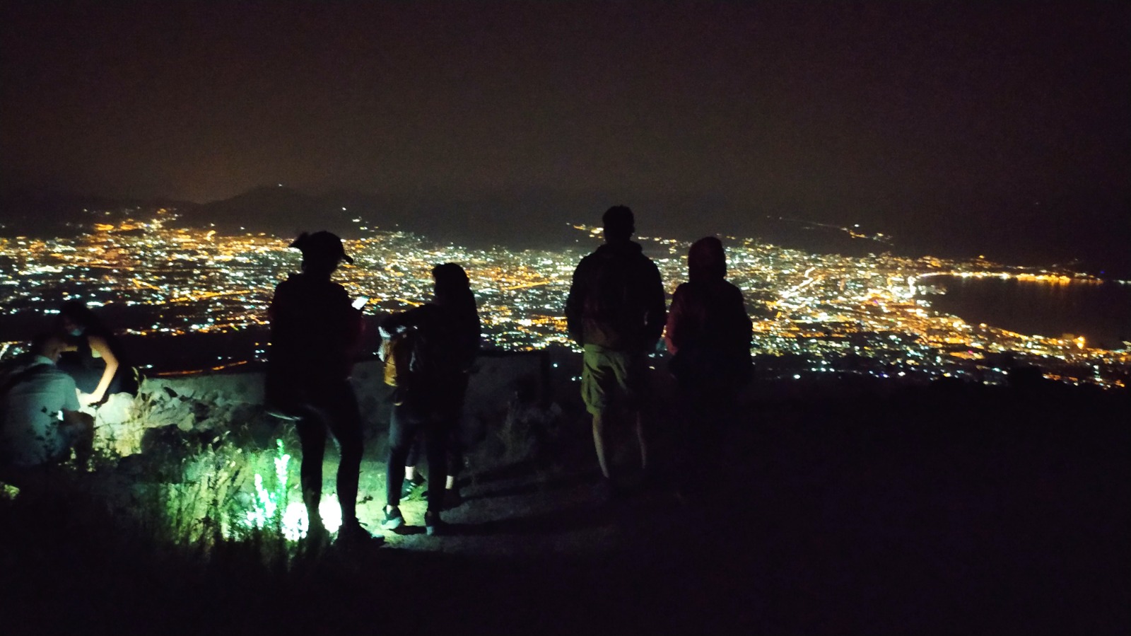 Torna “Vesuvio e ‘notte”, alla scoperta dei sentieri del vulcano nell’ora più bella: il tramonto