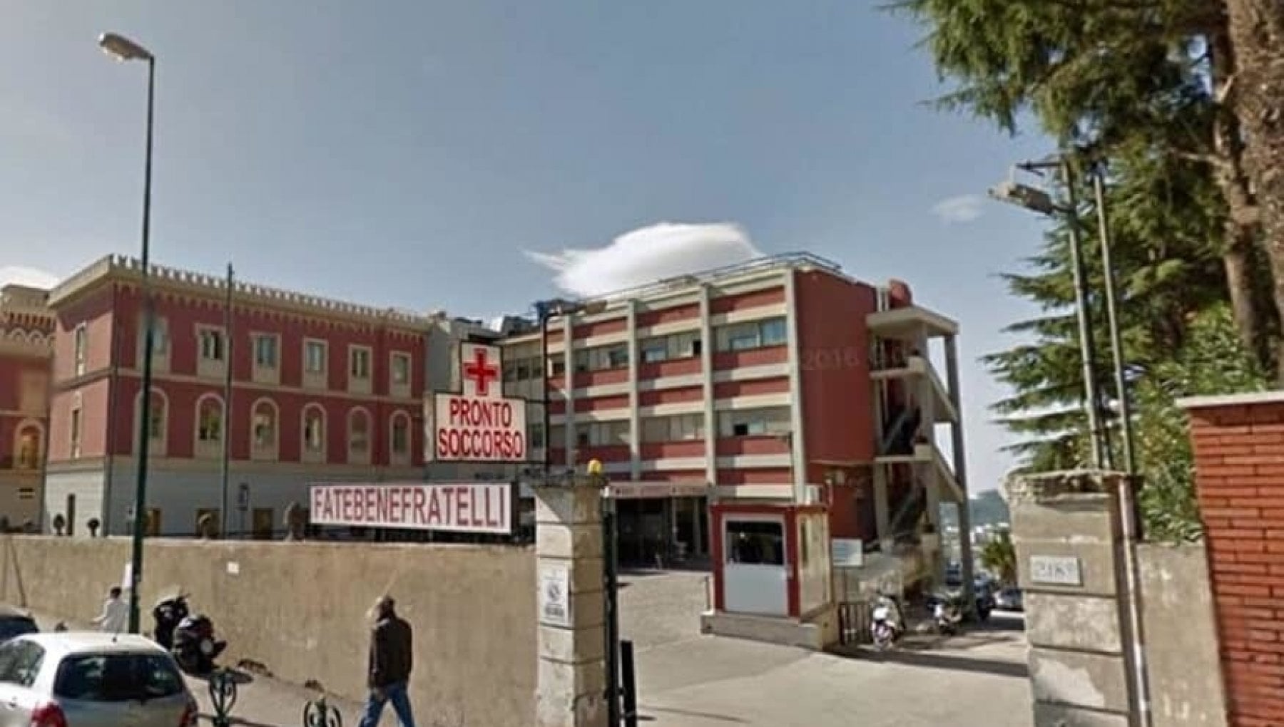 Panico al Fatebenefratelli: distrugge il pronto soccorso, poi calci in pancia all'infermiera