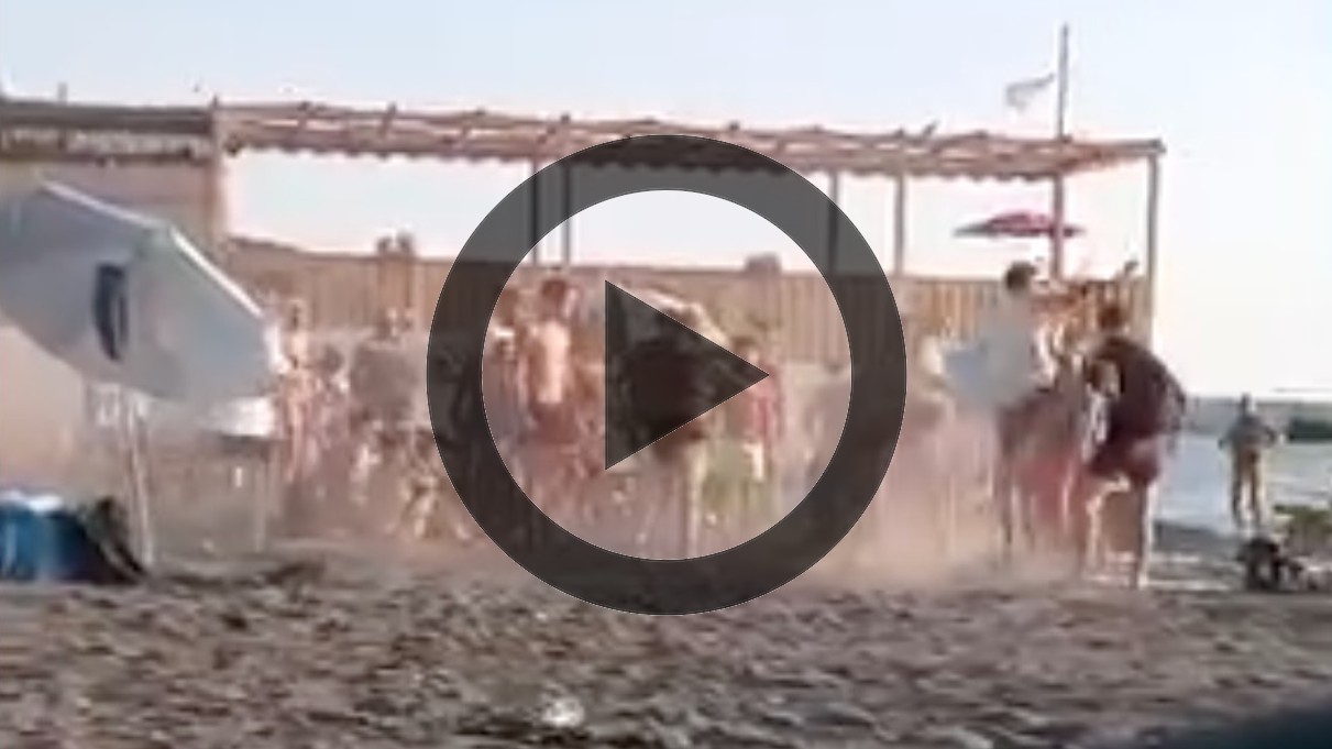 VIDEO SHOCK/ Ercolano, la spiaggia libera diventa un'arena: schiaffi, pugni e calci volanti