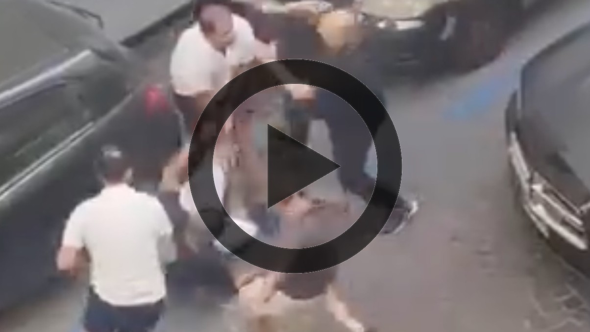 VIDEO/ Rissa tra garagisti e turisti, la replica della titolare: "Quello a terra è mio marito"