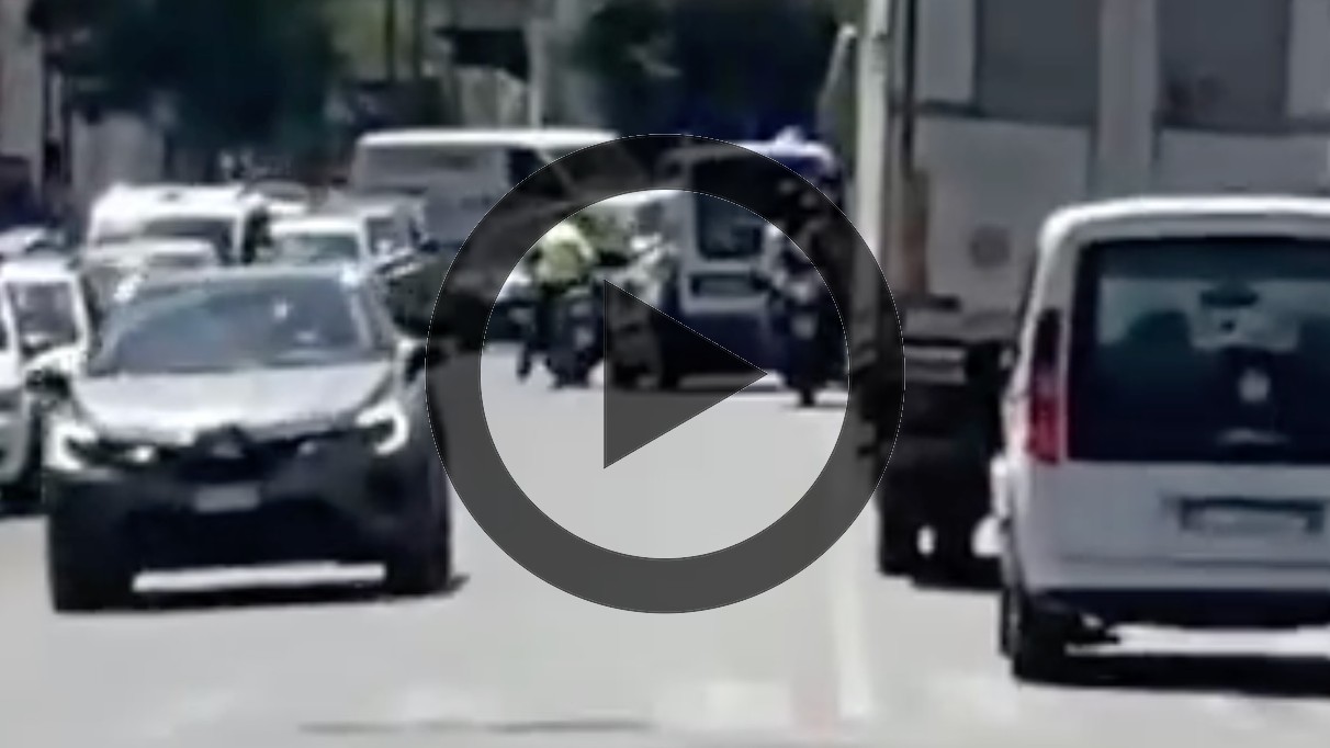 VIDEO/ Incredibile a Napoli, ruba il furgone della Polizia Municipale in pieno giorno