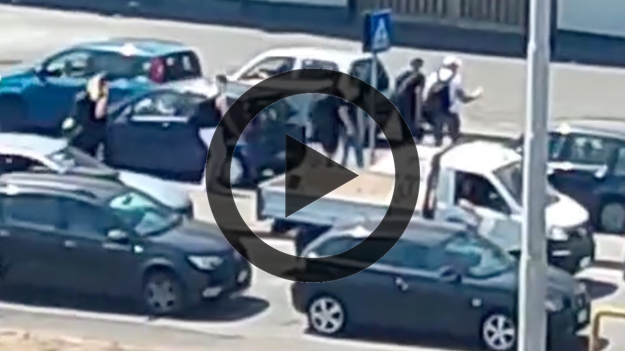 VIDEO/ Traffico ingestibile a Capodichino, viaggiatori lasciano le auto e corrono a piedi