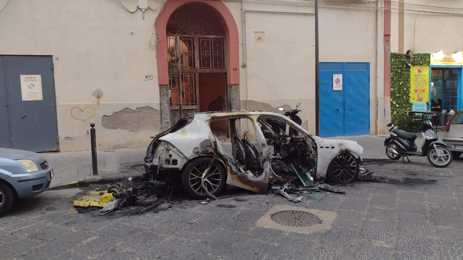 FOTO/ Torre del Greco shock: una bomba distrugge una Maserati in piena notte