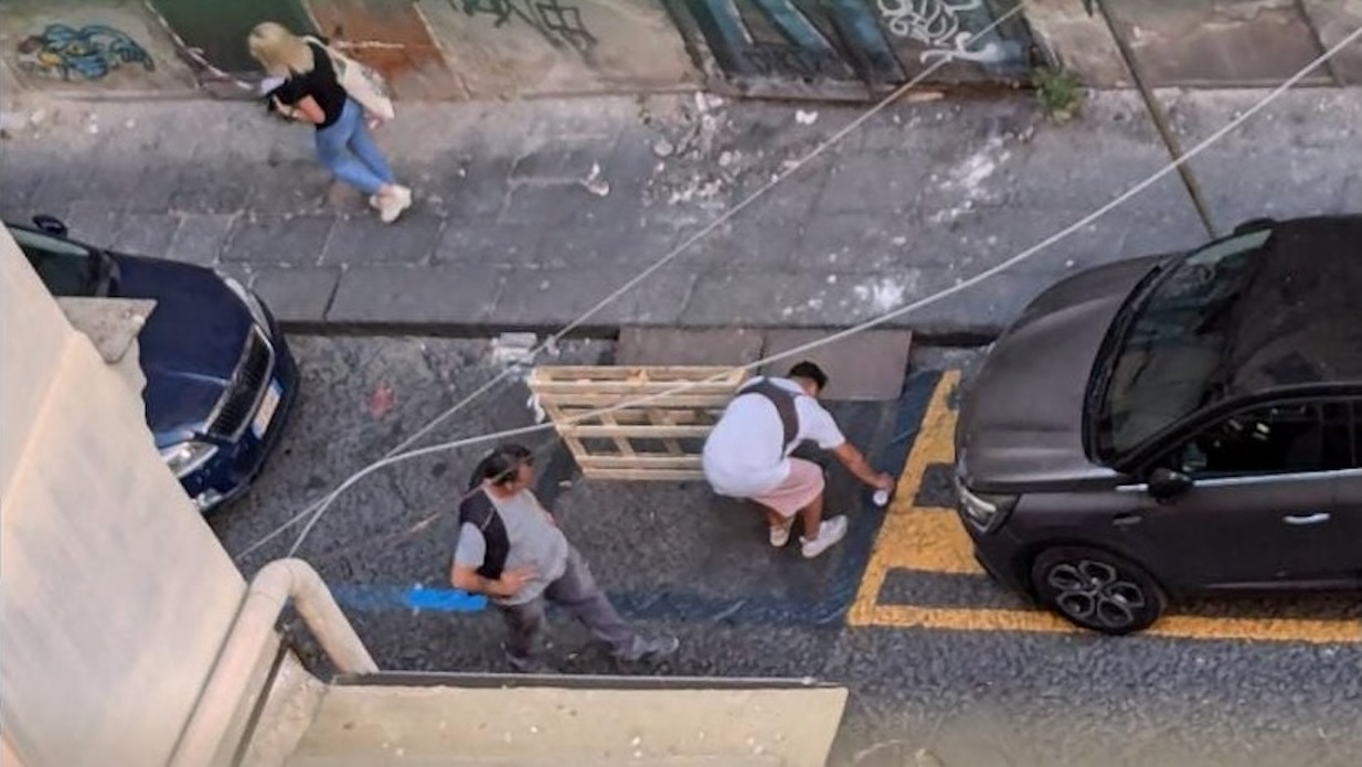 Incredibile a Napoli, cancellano le strisce blu e ne disegnano altre gialle in pieno giorno