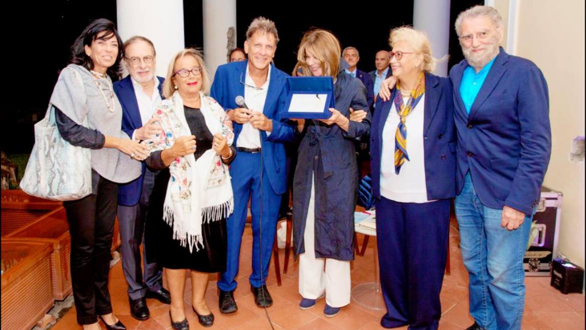 Antonella Anedda con il Premio La Ginestra 2024 e con il Comitato Scientifico