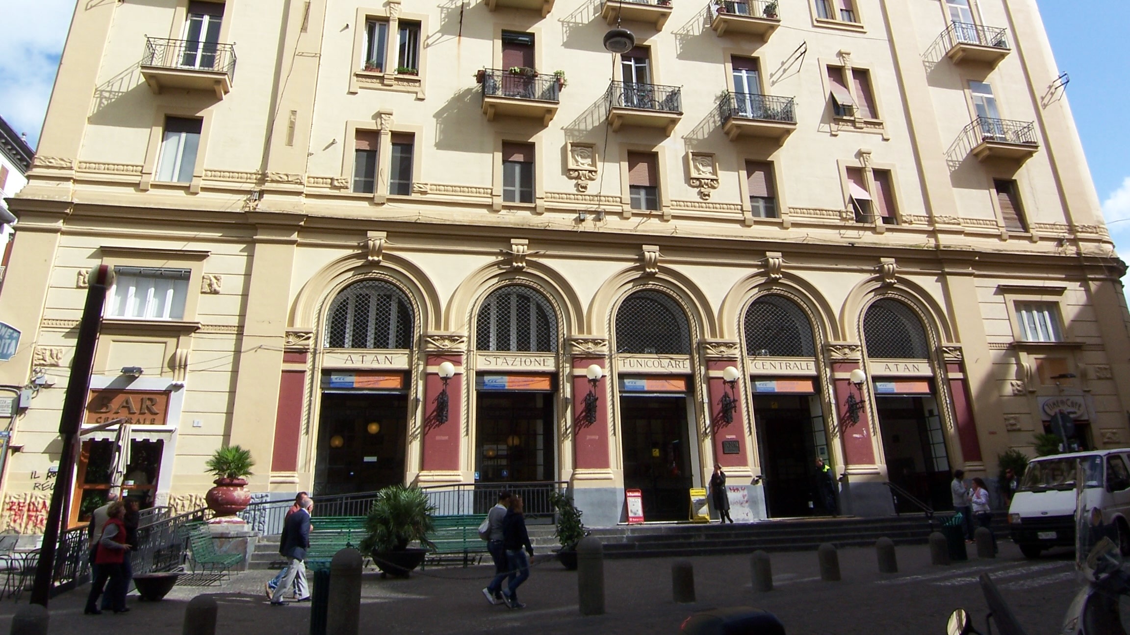 Vomero, 16enne di Posillipo fermato mentre spacciava all'esterno della funicolare