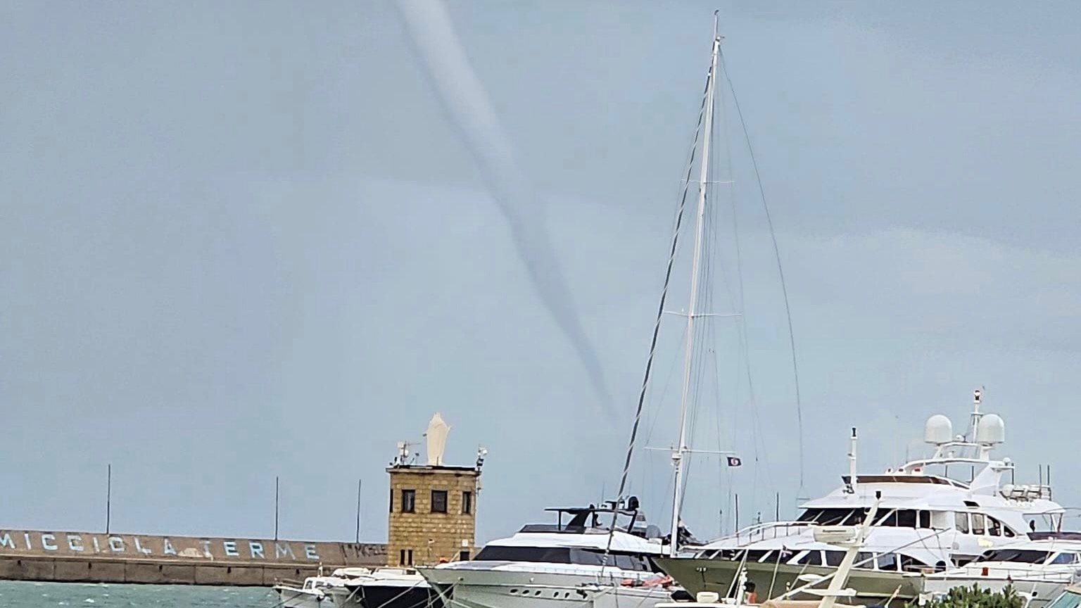 FOTO E VIDEO/ Terrore a Ischia, tromba d'aria marina minaccia l'isola. Interrotti i collegamenti