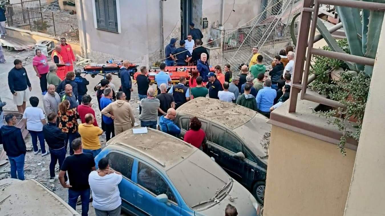 ULTIM'ORA/ Crolla palazzina a Saviano: morta bimba, sei persone sotto le macerie