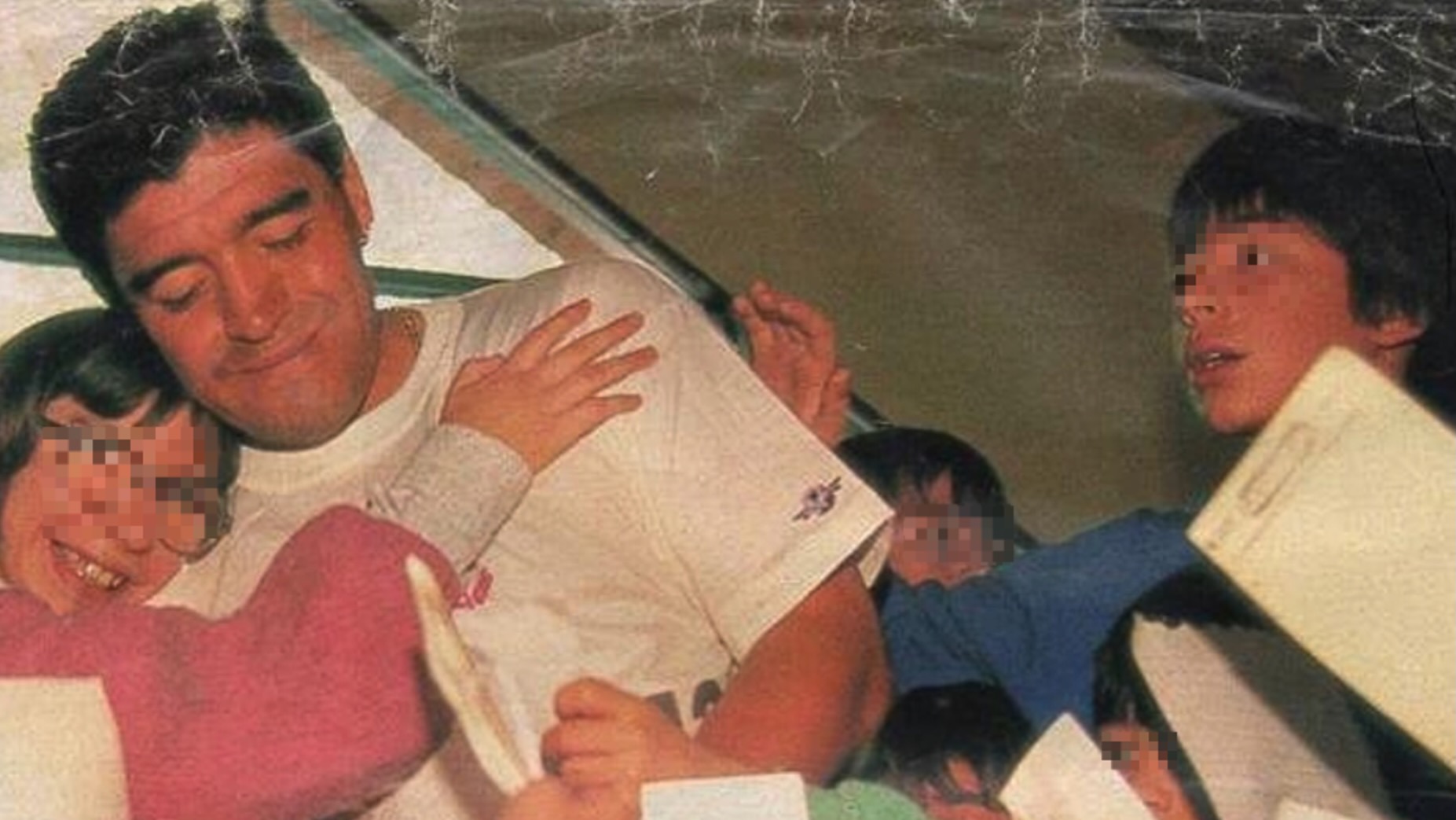 Quella volta che Maradona sparì: a Lecce di nascosto per fare beneficenza a bimbi non vedenti